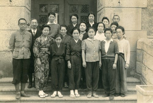 1945年7月撮影の教職員.jpg