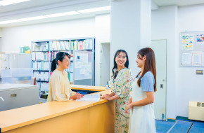 実習を支援する専門の講師と事務職員の配置
