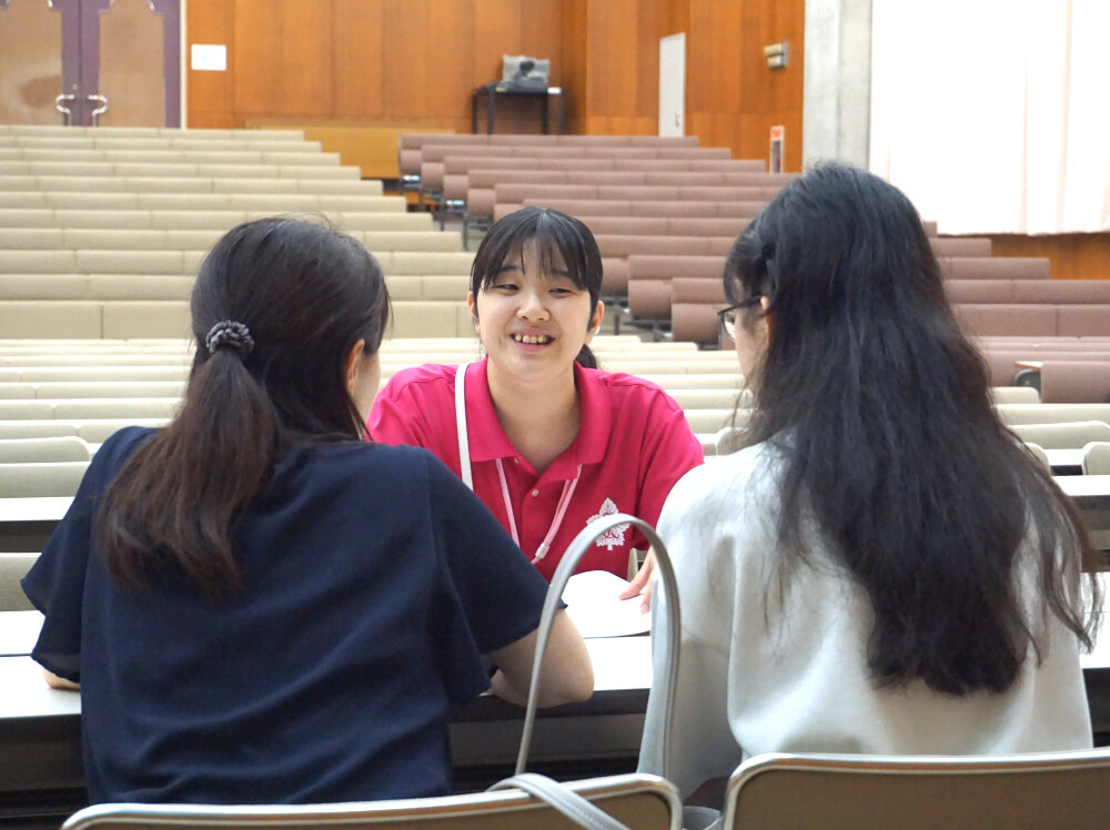 キャンパス内を見学する様子