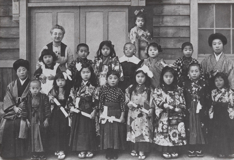 1915年 幼稚園第1回卒業生とブラックモア園長
