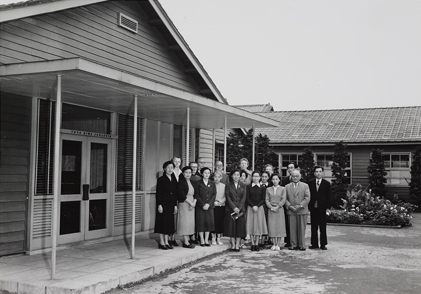 1954年 短期大学木造校舎前にて教師たち