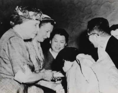 1955年 ヘレン・ケラーの講演会での花子（中央）