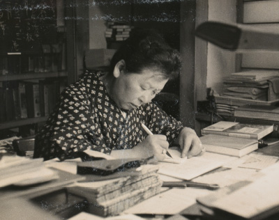 書斎で執筆する花子
