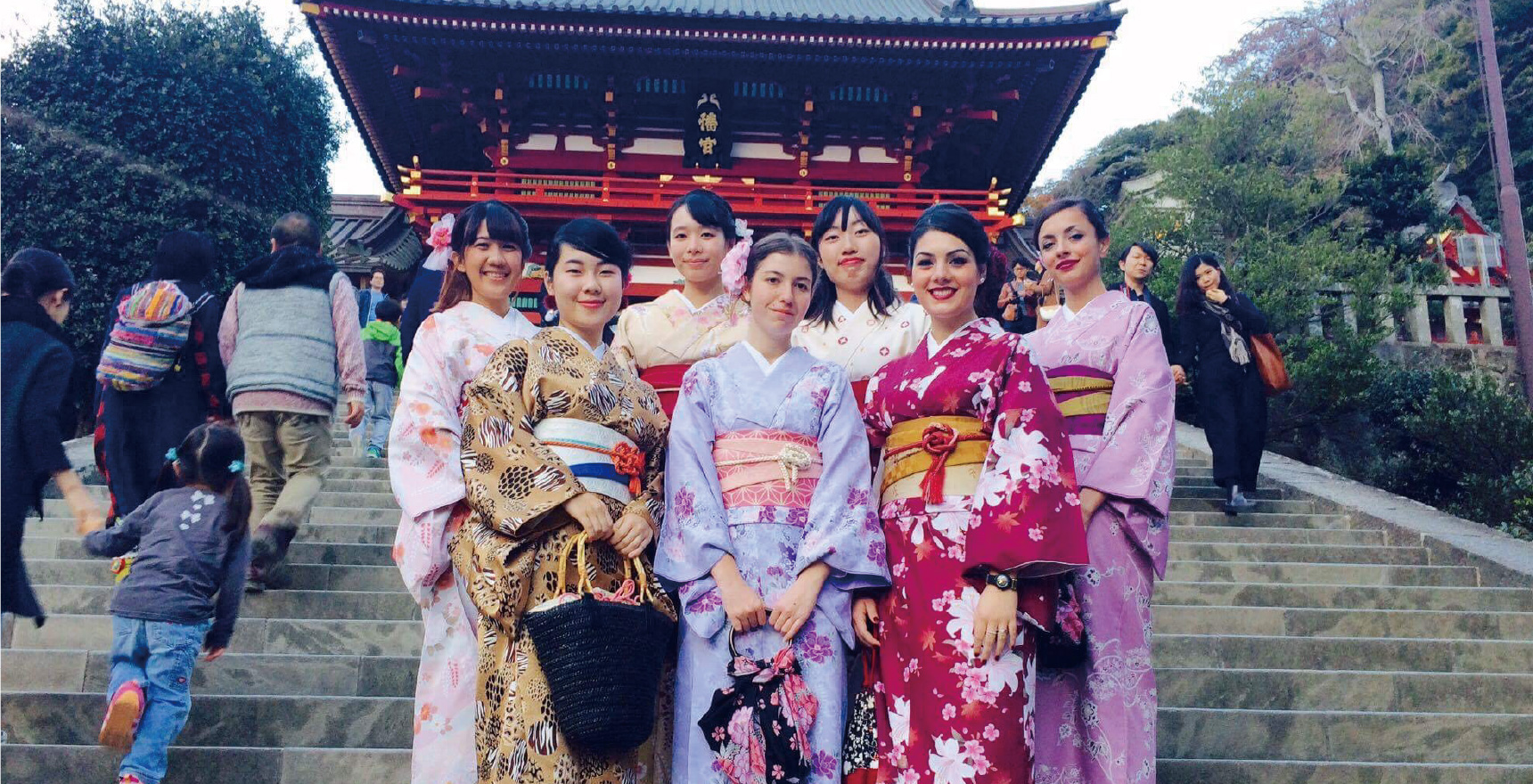 留学生の着物体験の様子（鶴岡八幡宮にて）